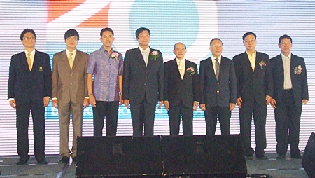 (L to R) Chairat Pandhuraamporn, director of Samitivet Hospital in Sriracha; Dr. Pichit Kangwolkij, director of Bangkok Hospital Pattaya; Mayor Itthiphol Kunplome; Chonburi Deputy Governor Pornchai Kwansakul; Dr. Pongsak Wittayakorn, advisor and committee member of Bangkok Dusit Wetchakarn (Public) Co., Ltd.; Dr. Wiroj Suchato, MD of Bangkok Hospital Pattaya; Dr. Kitwit Lertusahakul, deputy CEO of group 1; and Dr. Sunthorn Sritha, CEO of group 2.