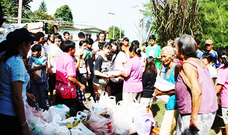 People are grateful to receive donations of rice, milk, clothes and other daily necessities from the students.