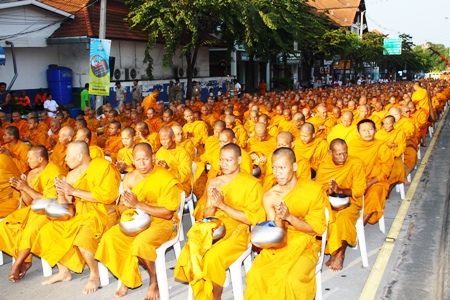 (Above and Below) North Pattaya Road is a sea of saffron as 2000 monks gathered to pray for peace and tolerance amongst the peoples of the world.