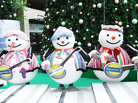 From our family to yours - the Pattaya Mail Media family joins these snowmen in front of Central Festival Pattaya Beach in wishing you and your loved ones the happiest of holiday seasons.  Whether it’s Merry Christmas, Happy Hanukkah, Happy Kwanzaa, Winter Solstice or whatever holiday you celebrate at this time of year, we wish you all the best for joyous holidays this festive season. 