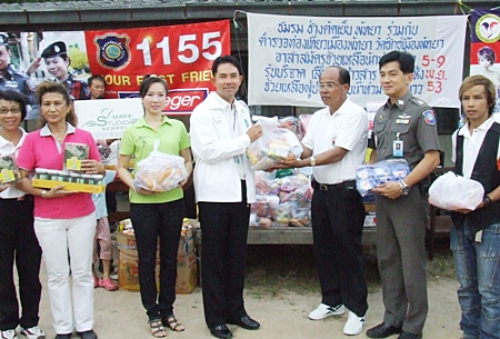 The Y.W.C.A. Bangkok-Pattaya Center and Pattaya Tourist Police donate 1,200 second-hand school uniforms and other necessities to help flood victims in Issan. 