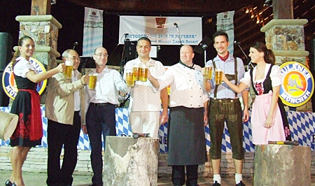 Flanked by two beautiful frauleins, Pracha Chivapornthip, President of the German Thai Chamber of Commerce, Stefan Buerkle, Executive Director of the German Thai Chamber of Commerce, Mario Beyer, Director of rooms and Andrew Brown, Executive Chef, both of Centara Grand Mirage Beach Resort Pattaya together with Stefan Magiera, General Manager of Air Berlin hold up their beer mugs and exclaim ‘Prost’ to ring in the Oktoberfest. 
