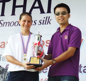 Hannah Way, left, receives the Female Long Swim award from Nopporn Kanchanamane of Thai Airways Pattaya.