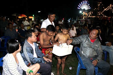 Spectators at the November boxing program in Sattahip gave generously to the Lengjamnong collection.