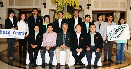 (Seated, L to R) Yaowaluck Hotarapavanont; Dr. Jiraphol Sinthunava, vice-president of Green Leaf Foundation; Dr. Suvit Yodmani, president of the Green Leaf Foundation; Chatchawal Supachayanont, general manager of Dusit Thani Pattaya who represented THA-E and Wiwat Pongburanakit, also of the Green Leaf Foundation. 