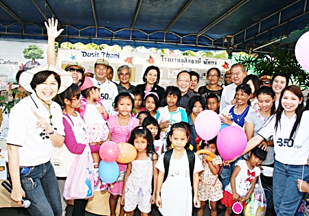 Chatchawal Supachayanont (centre), GM of the Dusit Thani Pattaya and his management team joined other hotels and establishments in Pattaya to celebrate National Children’s Day on January 8 at City Hall. Hundreds of happy children and their families were treated to the mouth-watering Dusit ice cream and assortment of sweets. The big kids joined the little ones in games that taught the children to be friendly to the environment and how to lead a healthy life in conjunction with the theme, ‘350 ppm’.