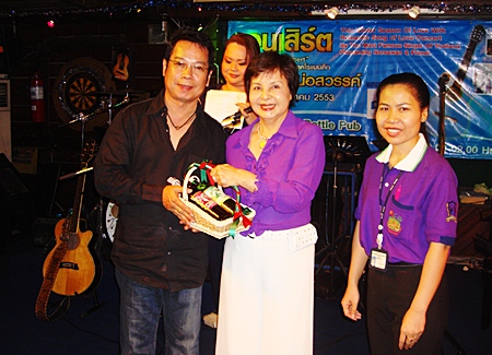Sopin Thappajug, MD of the Diana Group of Hotels & Resorts presents a token of appreciation to Phusaming Norsawan, the popular Thai-Lao folk singer who was guest of honour at the opening of a mini concert held at the Green Bottle Pub recently.