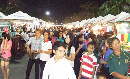 Stalls along Pattaya Beach Road from North to South Pattaya do brisk business during the New Year festival.