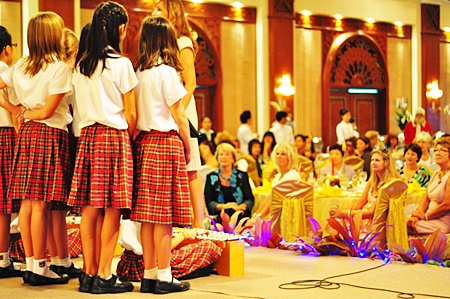 The Pattaya International Ladies enjoy the Regent’s choir. 