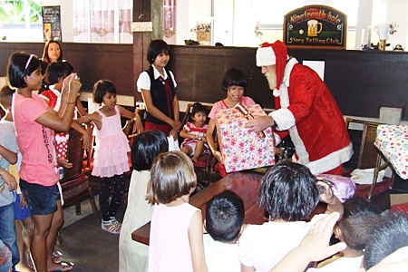 Jolly Ol’ St. Nick hands out gifts to the excited Ban Jing Jai residents. 