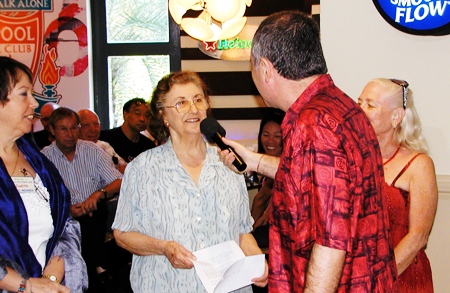 Howard enlists the girls to help with another demo - how a single, slightly flattering description can be read by different individuals to be a more or less accurate description of themselves.
