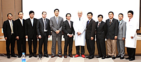 Dr. Prayuth Somprakit (5th right), CEO of the Bangkok Hospital Pattaya and Director Dr. Pichit Kangwolkij (3rd left) invited three American anesthesiologists to address a Continuous Medical Education (CME) meeting at the Hospital. Other distinguished participants included Dr. Tony Tsai (6th left), Dr. Gary Pastuchenko (4th left), Dr. Minh Phan (5th left), Dr. Iain Corness (6th right), Dr. Supakorn Winnawan (4th right), and Dr. Khomsan Wasuwanij (3rd right).