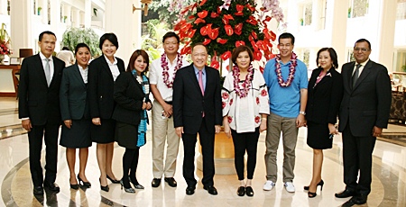 Chatchawal Supachayanont (center), general manager of Dusit Thani Pattaya is joined by hotel management in giving a warm welcome to Junie Jalandoni (5th left), VP and Group Head of Ayala Land, Al Legazpi (3rd right), COO of Ayala Hotels Inc and Mrs Evelyn Singson (4th right), vice chairman and director of PHI, the owners of Dusit Thani Manila. The three VIPs were on a visit to Thailand recently to discuss possible joint projects in the hospitality business between Dusit International and the Philippines. They also attended the graduation ceremony of Dusit Thani College in Bangkok and later visited other Dusit International hotels and resorts in Bangkok, Pattaya and Hua Hin. 