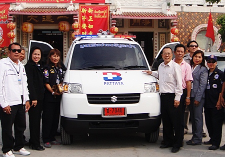 Saichol Panchumchit, Thai Health Insurance manager of Bangkok Hospital Pattaya presented an ambulance to Prasit Thongthitcharoen, chairman of the Sawang Boriboon Thammasathan Foundation, Pattaya, for the use in the service of people in need of urgent medical attention on Koh Larn. 