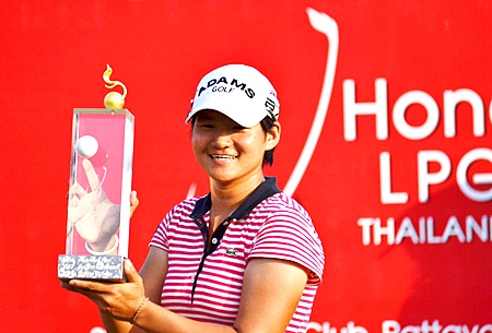 Yani Tseng of Taiwan holds up the 2011 Honda LPGA Thailand champion’s trophy after shooting a final round 66 to win the tournament by 5 shots on Sunday, Feb. 20. 