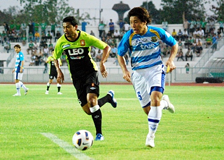 United’s Japanese midfielder Kazuya Myodo, right, attacks the Bangkok Glass defence during the second half of the match. (Photo/Ariyawat Nuamsawat)