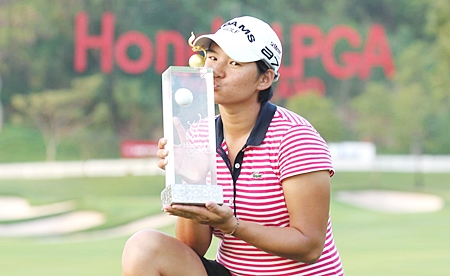 Yani Tseng of Taiwan holds up the 2011 Honda LPGA Thailand champion’s trophy after shooting a final round 66 to win the tournament by 5 shots.