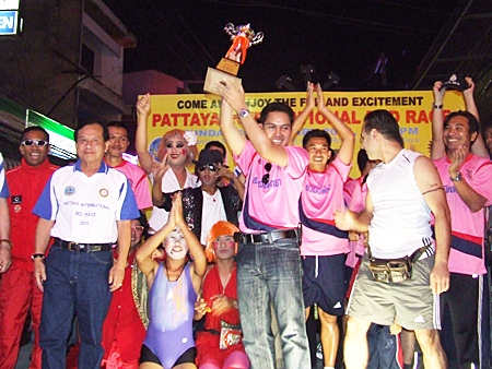 Pattaya Police receive the mayor’s trophy for winning 1st place in the speed category.