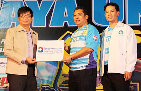 Bangkok Hospital Pattaya has agreed to be the official medical partner of the Pattaya United football team during the 2011 season. Posing for a commemorative photo are Dr. Pichit Kangwolkij, director of BHP, Sonthaya Kunplome president of Pattaya United and Mayor Itthiphol Kunplome advisor to the football team.