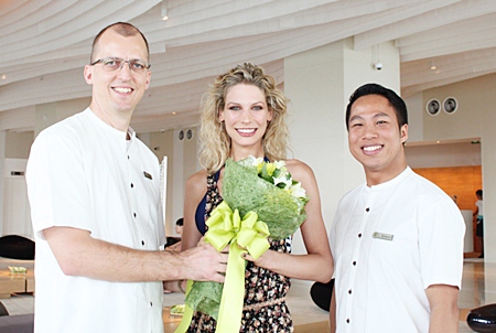 Harald Feurstein (left), GM of the Hilton Pattaya and Dhaninrat Klinhom (right), marketing communications manager, were extremely thrilled to welcome German supermodel Sarah Brandner to the stylish new hotel on her visit recently. Sarah also brought greetings from her close friend Bayern Munich’s superstar Bastian Schweinsteiger.