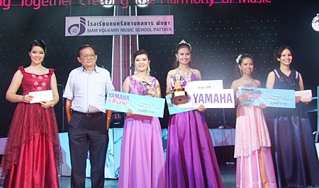 Chawalya Tancharoen or “Nong Ice”, 3rd right, from Chonkalyanukul School, was the winner in the Thai Folk Song 13–18 years of age category with a rendition of the song “Rong Ram Jai”