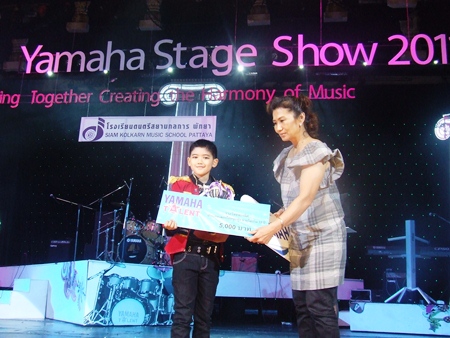 The winner in the under 12 years of age category was Charatrawee Tiamrat from Chonburi Kindergarten School, with a rendition of the Song “Monrak Saena”.