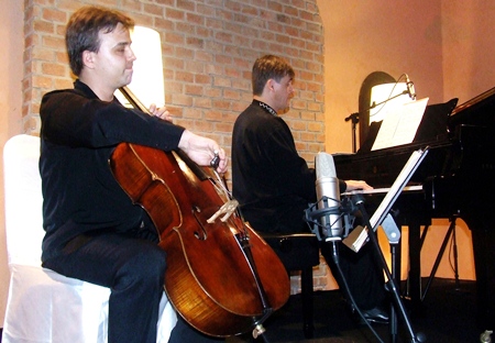 Russian cellist Artem Konstantinov, left, gives a virtuoso performance at Silverlake Vineyard on Wednesday, March 9
