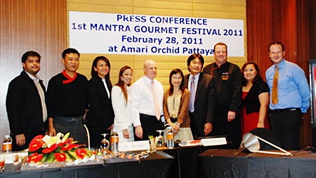 David Cumming, GM of the Amari Orchid Pattaya held a press conference recently to announce the inaugural Mantra Gourmet Festival 2011, to be held March 19-27. In attendance were Deputy Mayor Ronakit Ekasingh (5th right); Passalin Sawatetarath (6th right), assistant director of the Tourism Authority of Thailand (TAT) Pattaya; Tony Malhotra (left) and other hospitality personalities.