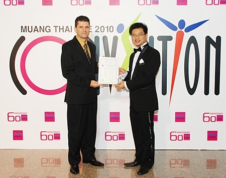 The Royal Cliff Hotels Group’s General Manager, Joachim Grill (left) presents the ‘Green Certificate’ to Muang Thai Life Assurance Senior Vice President, Agency Marketing Department, Naris Achalanan (right). 