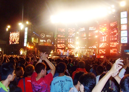 More than ten thousand music lovers turned up for the first day of the Pattaya Music Festival at the Galaxy Stage, Bali Hai Pier.