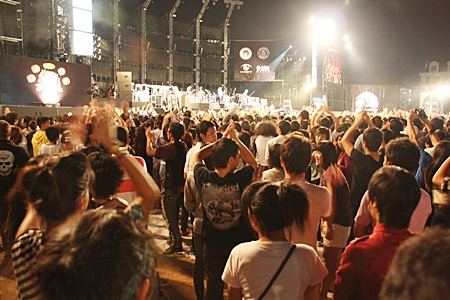 More than 400,000 rocked out, chowed down and shopped ‘til they dropped as Pattaya’s beachfront transformed into a giant street party for the Pattaya International Music Festival. 