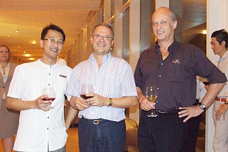 Poodis Poramapojn (Director of finance, Hilton Pattaya), Andre Brulhart (GM Centara Grand Mirage Beach Resort Pattaya) and Philippe Delaloye (GM Pullman Pattaya Aisawan) pose for a photograph.