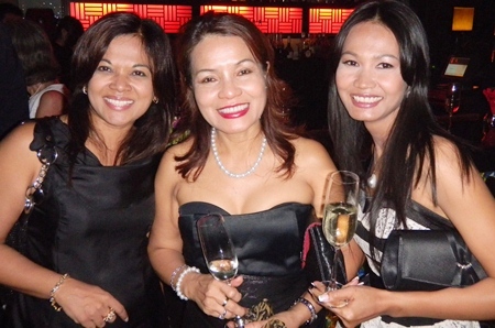 Members of the Chaine des Rotisseurs and guests enjoy cocktails in anticipation of the main event.