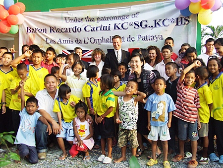 Didier Moly (back, centre), to his right is Veronique Besson and next to her Gerard Kaloci. In front with the children is Radchada Chomjinda and Supagon Noja. 