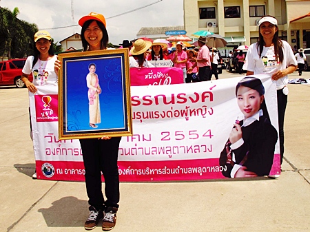 Women in Plutaluang take to the streets to bring awareness to the ‘Say No to Violence Against Women’ campaign. 
