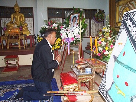 Pattaya Mail Media Group Managing Director Pratheep “Peter” Malhotra lights candles and joss stick to worship the three gems in honor of Samran Suansuk. 