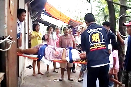Sawang Boriboon Foundation medics help transfer the new mother from her home to Banglamung Hospital.