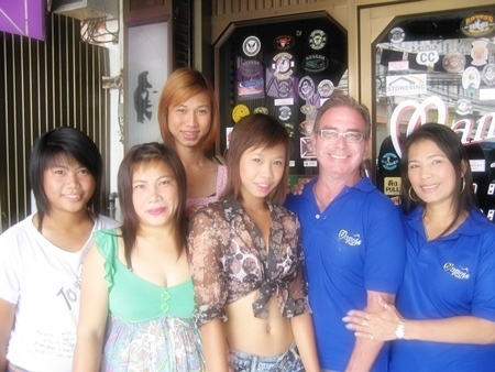 Winner Andy Oz (2nd right) celebrates with the staff at Mama’s Bar. 