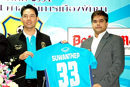 AIA eastern region agency director Krit Attasara, AIA vice president of agency management, M.L. Jiraseth Sukhsawat, Pattaya United football club president Sontaya Khunplome, Mayor Ittiphol and Pattaya Mail Media Group Business Development Director Suwanthep Malhotra announce the signing of the new sponsorship deal. 