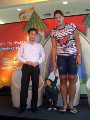 Giant step-up for tallest girl from world's shortest man