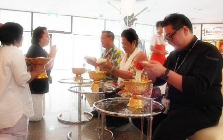 General Kanit Permsub (seated left), Deputy Aide de Camp, General to His Majesty the King, along with Khunying Busyarat Permsub (centre) presided over the ‘Rod nam dam hua’ ceremonies at the Hard Rock Hotel. Staff and friends sprinkled scented water onto the hands of the revered couple along with senior members of the hotel including GM Jorge Carlos Smith (right).