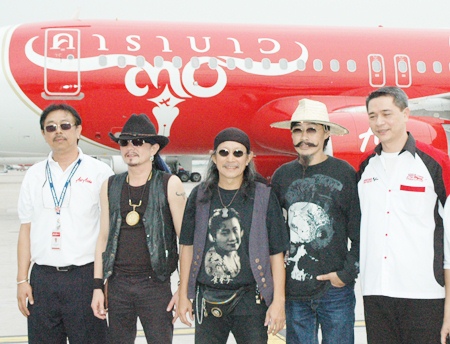 (L to R) Preechaya Rasametanin, Thai AirAsia’s Director of Engineering; Carabao’s Thierry, Add and Lek and Tassapon Bijleveld, CEO of Thai AirAsia.