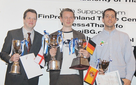 Jan Gustafsson of Germany, center, stands with runners up Nigel Short  of England, left, and Spain’s Paco Vallejo at the conclusion of the 2011 Thai Chess Open tournament held at the Dusit Thani Pattaya Resort. 