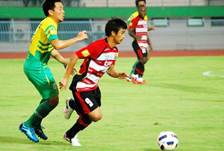 Pattaya United’s Somchai Singmanee (9) breaks away from a TTM Pichit defender during the second half of their match at the Pichit Stadium, Sunday, April 3. (Photo/Ariyawat Nuamsawat/Pattaya United) 