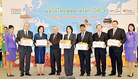 Jointly presiding over the press conference were Porntiwa Nakasai (5th from left), Commerce Minister; Anchalee Promnart (3rd from left), Director of the Department of Export Promotion, Sunthorn Arunanondchai (4th from left), President of Tesco Lotus, Pichai Chunganuwad (7th from left), THAI Managing Director for Cargo and Mail Commercial, and H.E. Asif Ahmad (6th from left), Ambassador of the United Kingdom to the Kingdom of Thailand. 