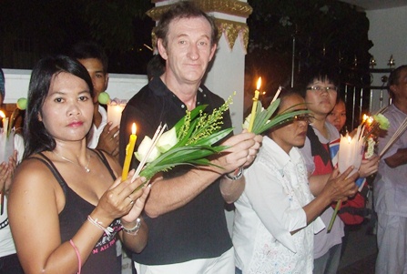 Thais and guests perform the Wien Thien at Wat Chaimongkol in South Pattaya.