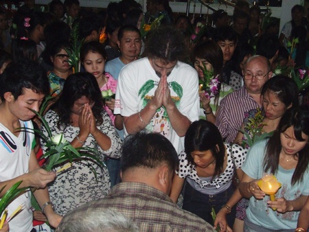 Thais and guests light candles and incense during the Visakha Bucha Day ceremonies at Wat Chaimongkol in South Pattaya.