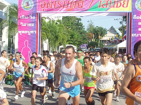 Runners and bicyclists set off on a “meditation walk-run” through Chalermprakiat Park.