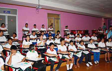 70 students from 11 Sriracha-area schools listen to experts talk about the role of tigers and fish in nature.