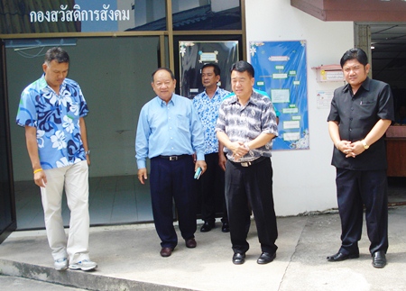 Nongprue Mayor Mai Chaiyanit (2nd left) announces the setting up of the new police station. 